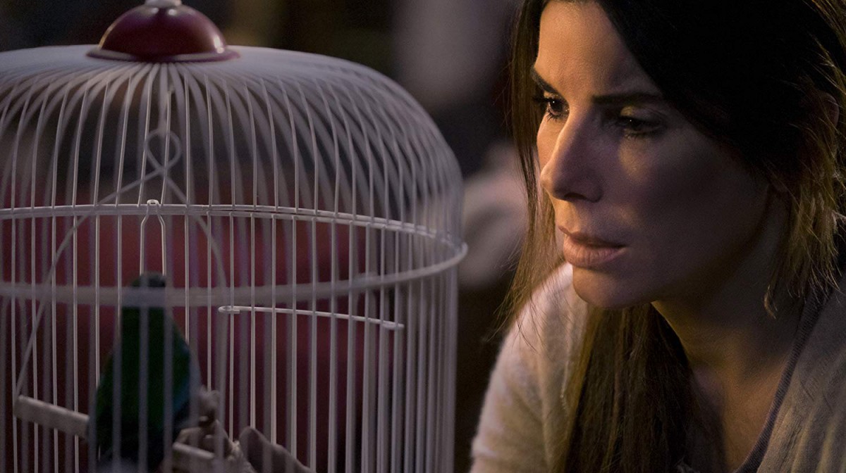 Sandra Bullock saat bermain peran di Bird Box dengan raut wajah serius